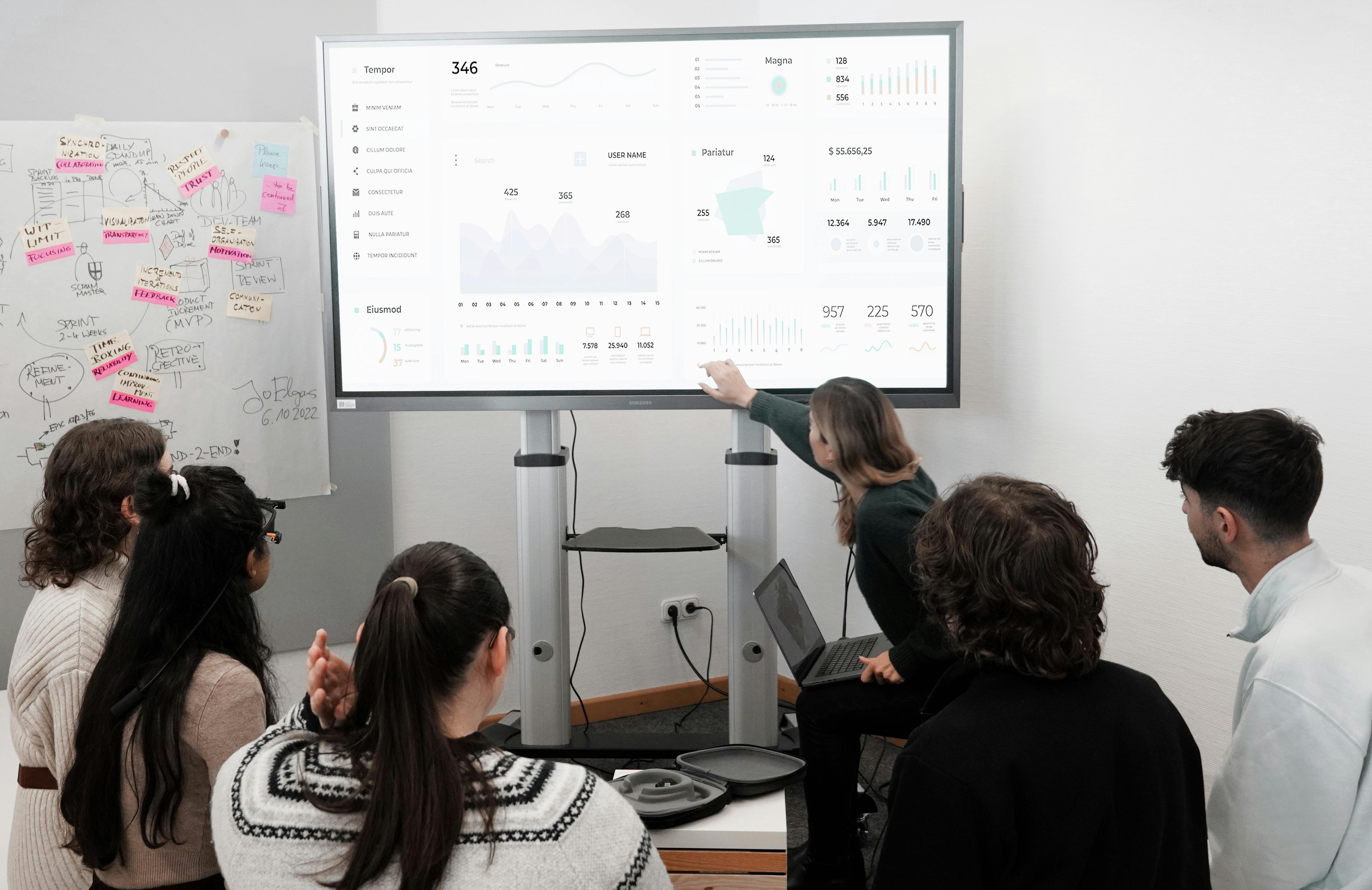 https://www.pexels.com/photo/brainstorming-during-presentation-15096572/